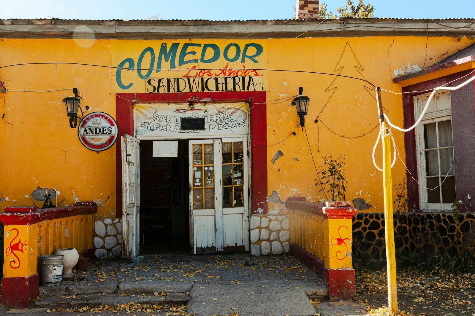 Vibrant exterior of Comedor Los Andes Sandwicheria in Uspallata, Mendoza, showcasing urban charm.